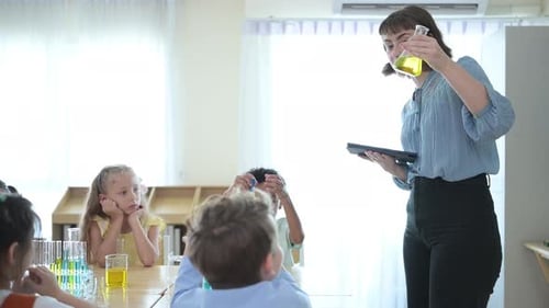 Teacher and students, Learn and experiment with science in a school science classroom.