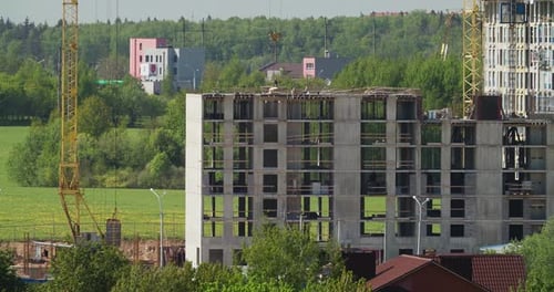 Crane at Work Real Estate Bau und Entwicklung eines neuen mehrstöckigen Wohnhauses im Zeitraffer