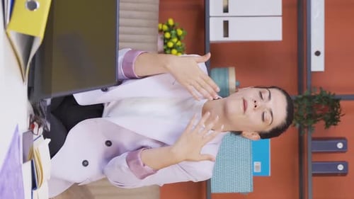 Vidéo verticale d'une employée de bureau à domicile suffoquant à cause de la chaleur.