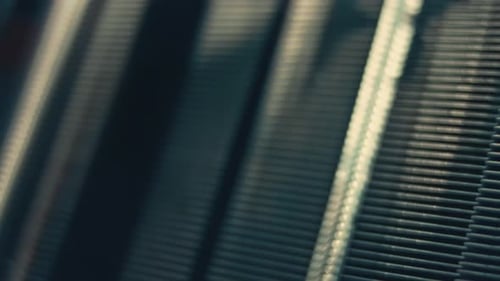 Macro Shot de la máquina automática de recoger y colocar instala rápidamente los componentes en la placa de circuito