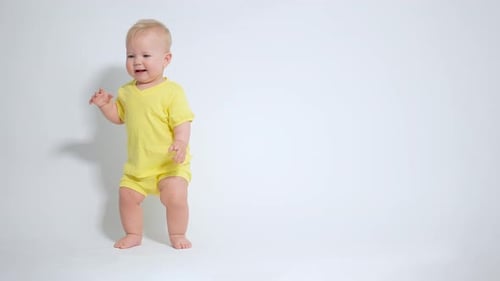 l'enfant se lève. Les premières tentatives de marche du bébé