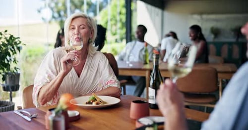 Couple mature et heureux et dîner avec vin pour un dîner raffiné, une commande ou une cuisine au restaurant