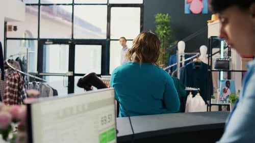 Trabajador que ayuda al cliente a comprar ropa