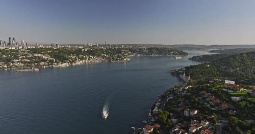 Istanbul, Türkei, Luftaufnahme der Drohnenflugzeuge v59 über das Viertel Çengelköy und fotografiert das wunderschöne natürliche Sumpfgebiet