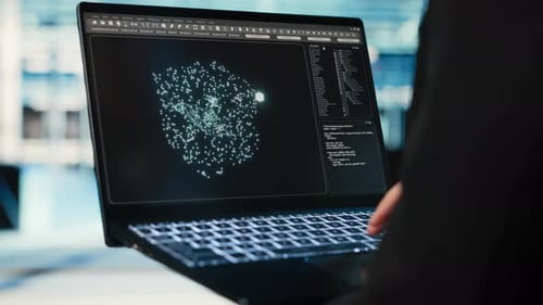 Programadora feminina de data center usando o modelo AI LLM em laptop