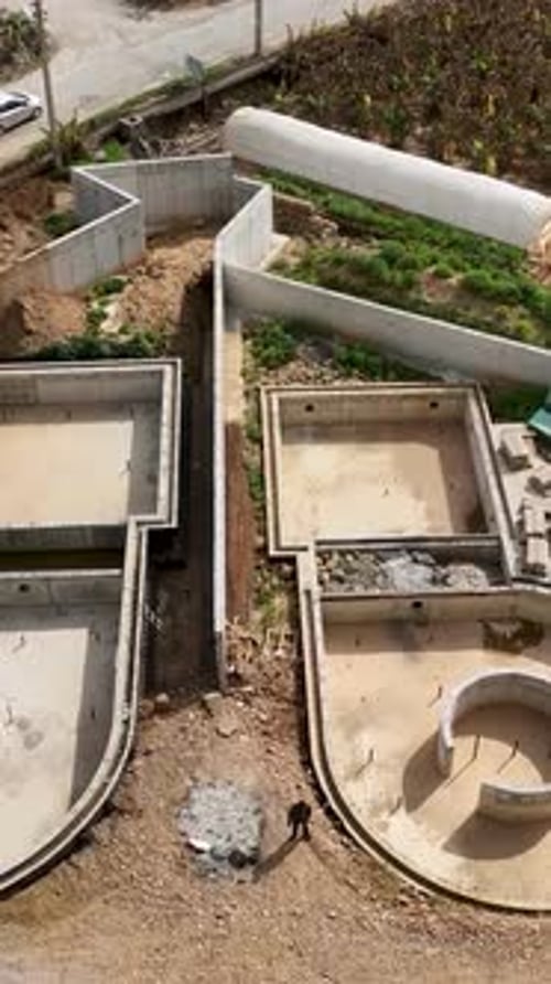 Vídeo vertical: construcción de gran altura: vista aérea del sitio de construcción para un edificio de varios pisos