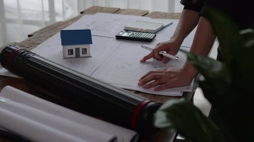 Ingénieur ou architecte travaillant sur des plans de construction de bâtiments.