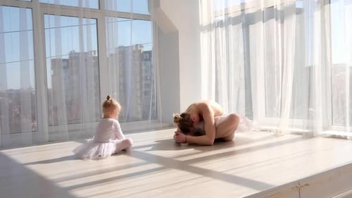 Bailarina con su hija calentándose antes del entrenamiento
