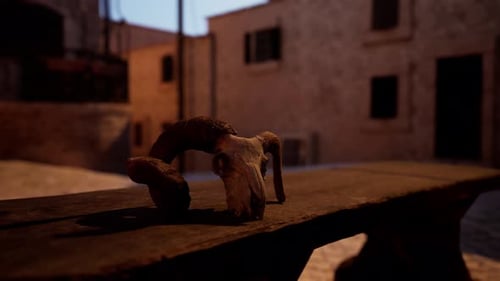 Un animal en peluche est assis sur un rebord