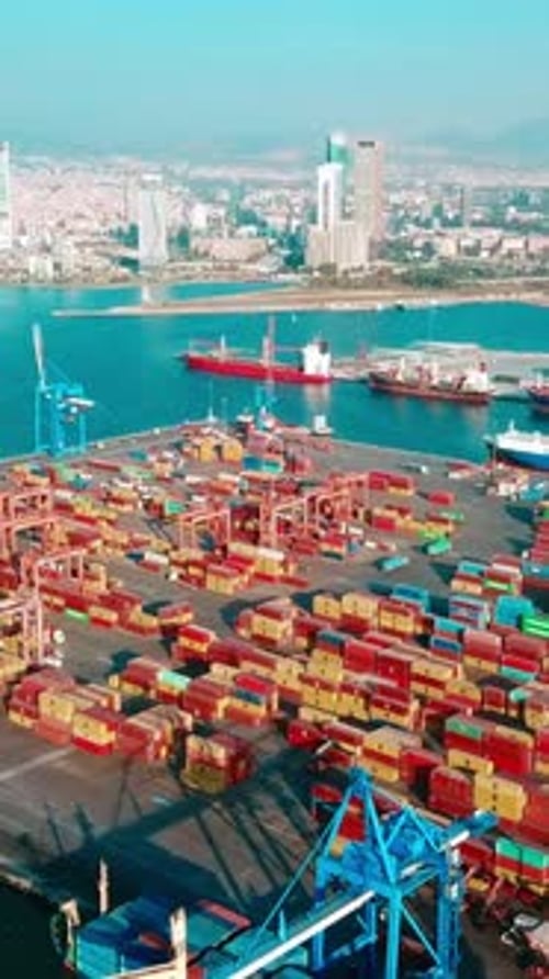Vertikales Video des Hafens — Drohnenaufnahmen von Containern, Frachtschiffen und Ladekranen im Hafen