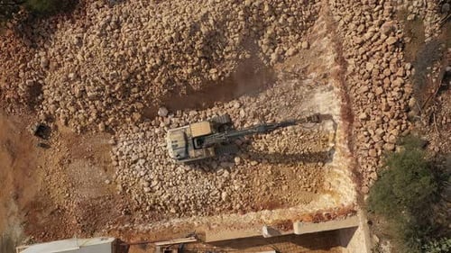 Hydraulischer Arm beim Abbrechen von Felsen auf der Baustelle