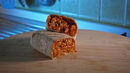 Würzige Truthahnbohne in Tortilla auf einem Holztisch — Rack Focus