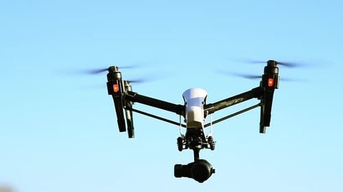 Drohne, Technologie und Flug am blauen Himmel zum Fotografieren, Überwachen oder Filmen der Natur