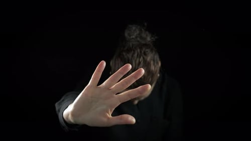 Millennial Lady hält Abstand zu Palm