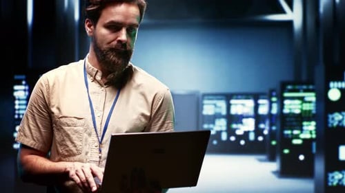 Ingenieur verwendet Laptop zur Inspektion von Elektronik mit Elektronik für den Server-Hub