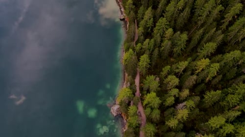Luftaufnahme des Pragser Wildsees in Südtirol, Dolomiten, Italien.