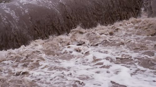 Blubbernder Schmutzwasserstrom