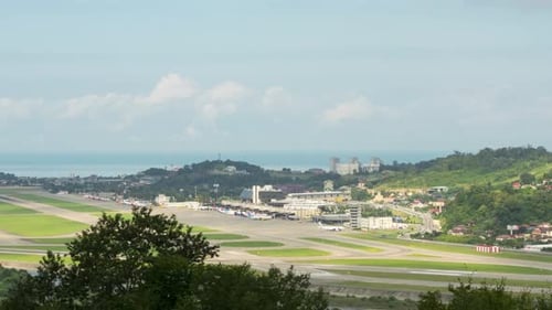 Panoramaaufnahme des Flughafens im Zeitraffer