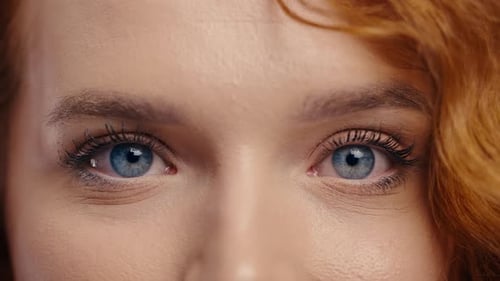 Halbes Gesicht Blaue Augen Natürliche Augenbrauen Minimales Make-up Rothaarige Ingwerfrau