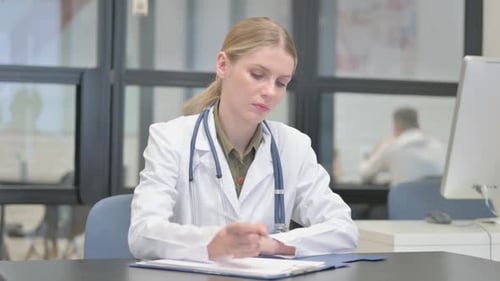 Junge Ärztin schreibt medizinische Dokumente in der Klinik