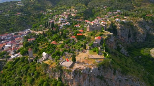 Die Drohne nimmt einen faszinierenden Blick auf die Ruinen von Stari Bar auf und zeigt die Überreste von Stein