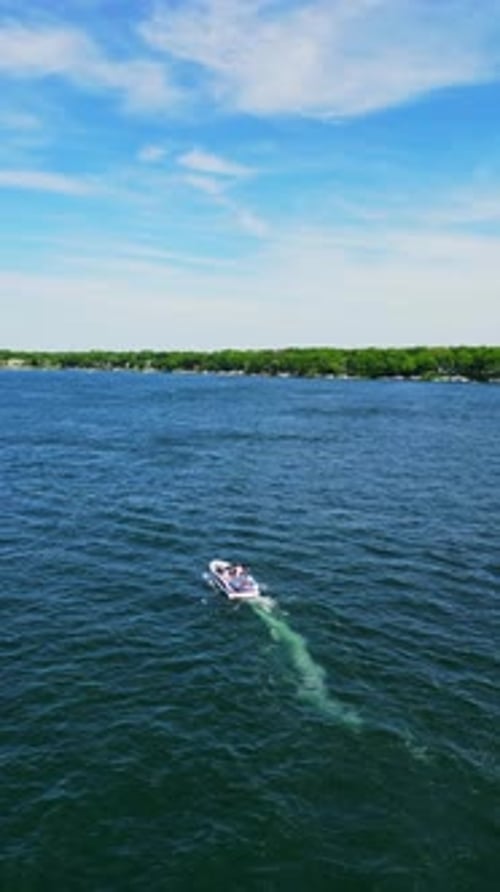 Vue aérienne d'un bateau à moteur sur le lac Delavan