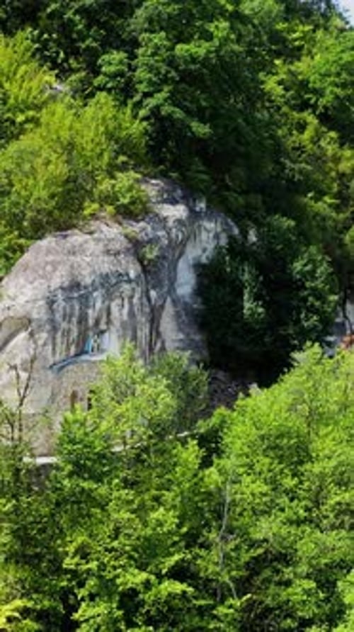 Vista del antiguo monasterio rocoso. Vista aérea del monasterio rocoso ortodoxo. Vídeo vertical