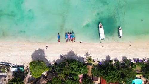 Drohnenaufnahmen eines Strandes in Thailand