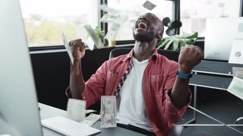 Un professionnel concentré et dévoué travaillant à un bureau moderne avec un appareil informatique