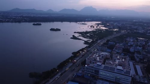 Vue aérienne épique de la rivière Noyyal, parc Ukkadam Periyakulam, vue nocturne sur la ville de Coimbatore, Tamil Nadu