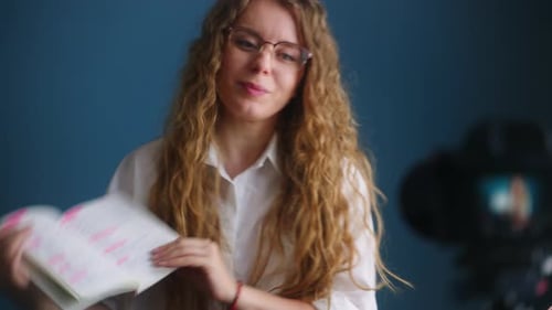 Lección de transmisión en vivo de un profesor en línea para estudiantes, bloguera que graba contenido con la cámara Creative Woman