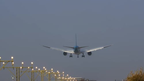 Flugzeuglandung in der Dämmerung