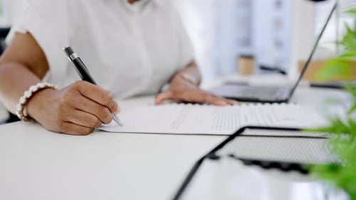 Geschäftsfrau, Hände und Schreiben auf Dokumenten, Unterlagen oder Vertragsformularen am Schreibtisch