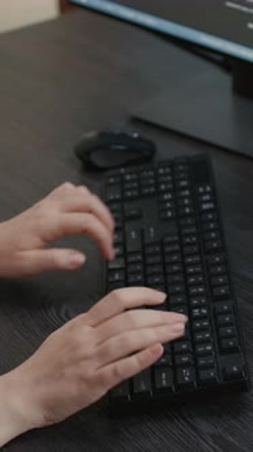 Programmierer tippt maschinellen Lerncode in den Händen am Schreibtisch