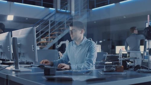 Der Entwicklungsingenieur für Elektronik, der an seinem Schreibtisch sitzt, verwendet einen PC zum Programmieren. Team o
