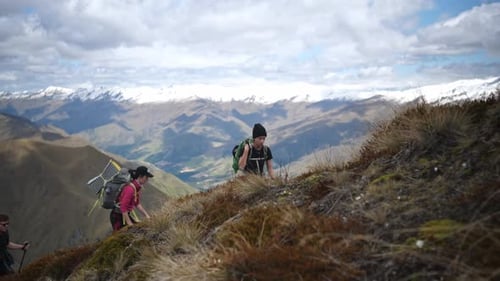 Mädchen wandern auf einem epischen Abenteuer durch die Berge. Bewölkter Tag und Spaziergang entlang des Bergrückens.