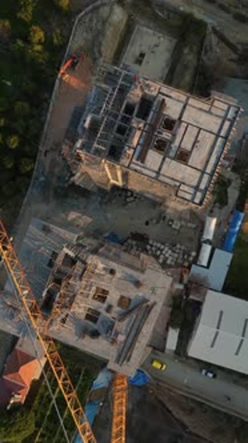 Vídeo vertical: Zona de construcción narra una vista aérea de edificios de apartamentos de lujo de varios pisos