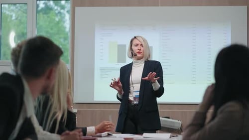 Charismatic Woman Business Trainer habla en conferencia en el campo de las finanzas y la gestión