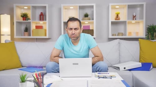 Employé de bureau à domicile, homme regardant la caméra, curieux et confus.