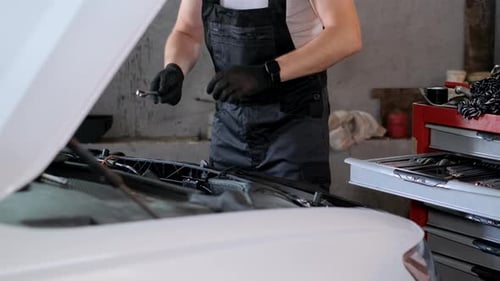 Automechaniker repariert ein Auto in einer Garage