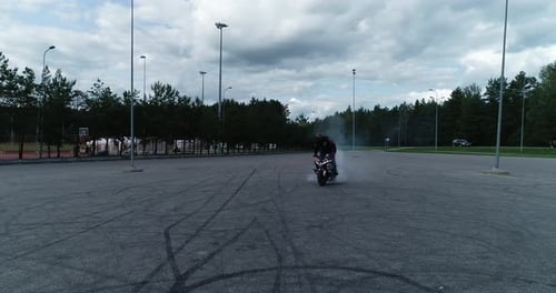 Cascadeur, burn-out à vélo, nuage de fumée
