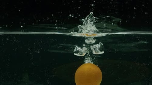 Orange stürzt ins Wasser Zeitlupe Prores 422 bmpcc4k