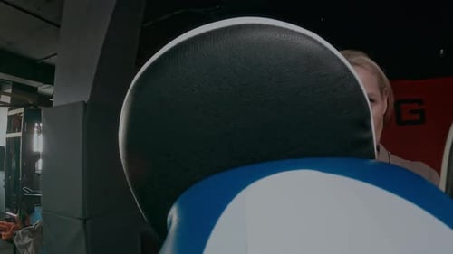 Luva de boxe batendo Punch Mitt durante o treino de ginástica