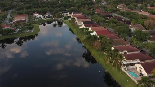 Hermoso paisaje de Florida, reflejo de un lago