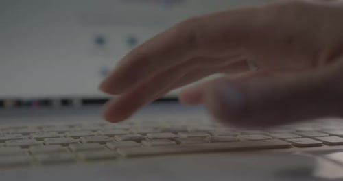 Frau tippt Text auf der weißen Tastatur eines modernen Laptops