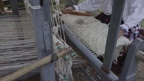 Alte Frau arbeitet an Ancient Loom