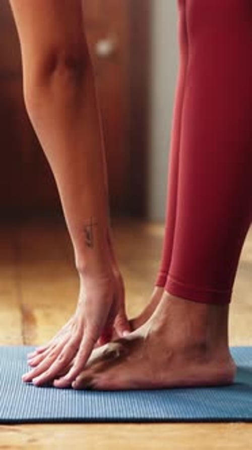 Femme, mains ou étirements avec les pieds sur un tapis de yoga à la maison pour la remise en forme, l'exercice ou la flexibilité