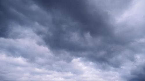 Zeitraffer von Cumuluswolken bewegen sich am blauen Himmel