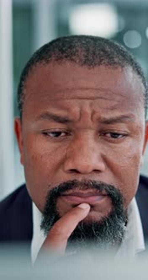 Empresario, pensante y hombre negro con decisión, lectura en línea y elección de proyecto