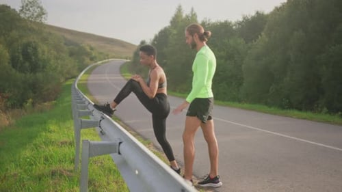 Gemeinsames Dehnen vor dem Training Dynamische Dehn- und Mobilitätsübungen bei Sonnenaufgang
